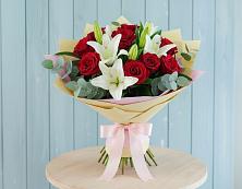 Букет цветов из:  Лилии и Розы в Югорёнке