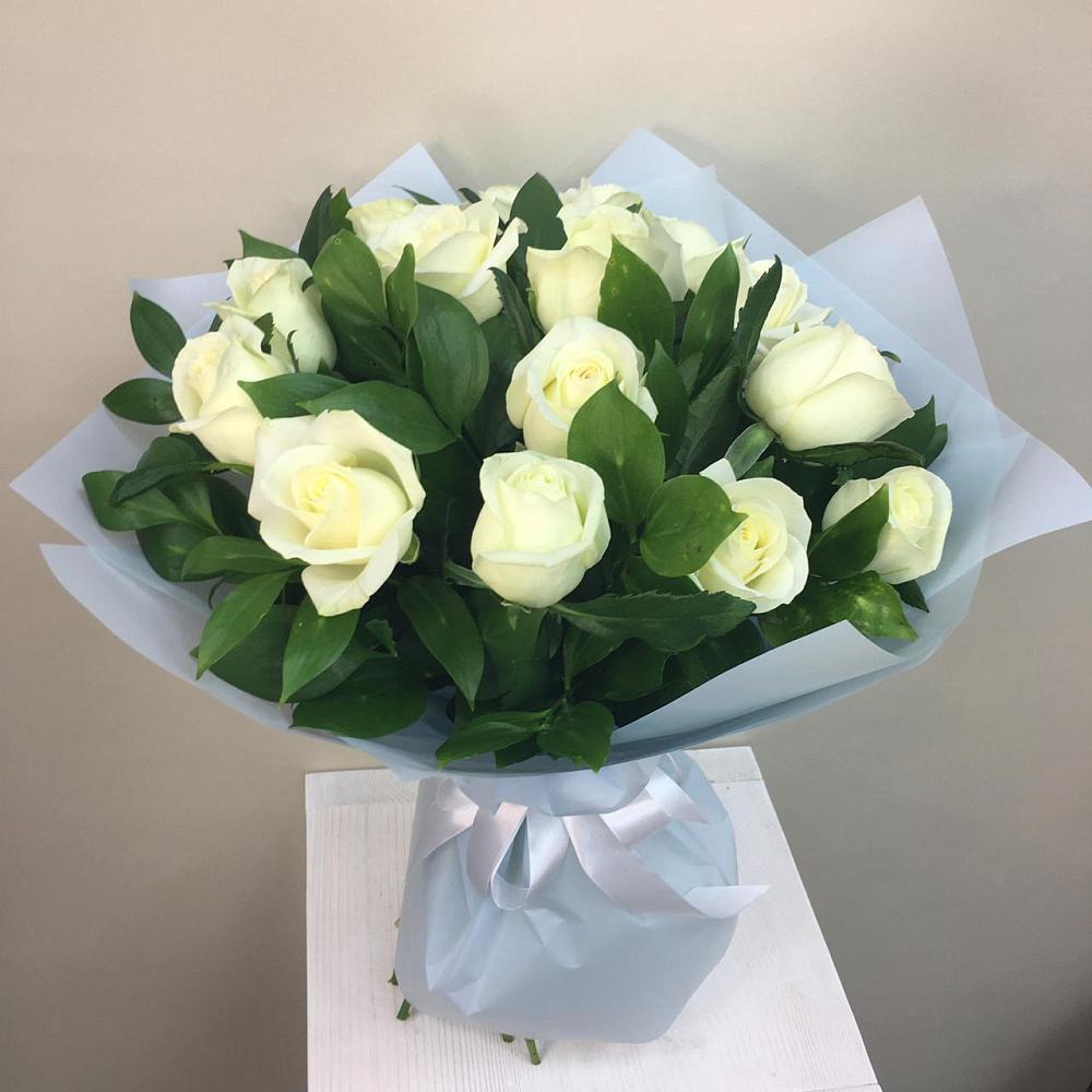 Букет 15 Белых роз Проуд в Югорёнке