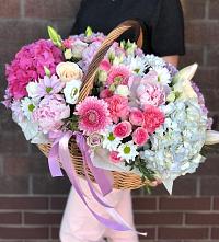 Композиция солнечный день в Югорёнке Цветочная композиция из Розы, Хризантемы, Пионы и Лизиантусы в корзине в Югорёнке