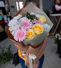 Букет цветов из:  Герберы, Розы и Хризантемы в Югорёнке