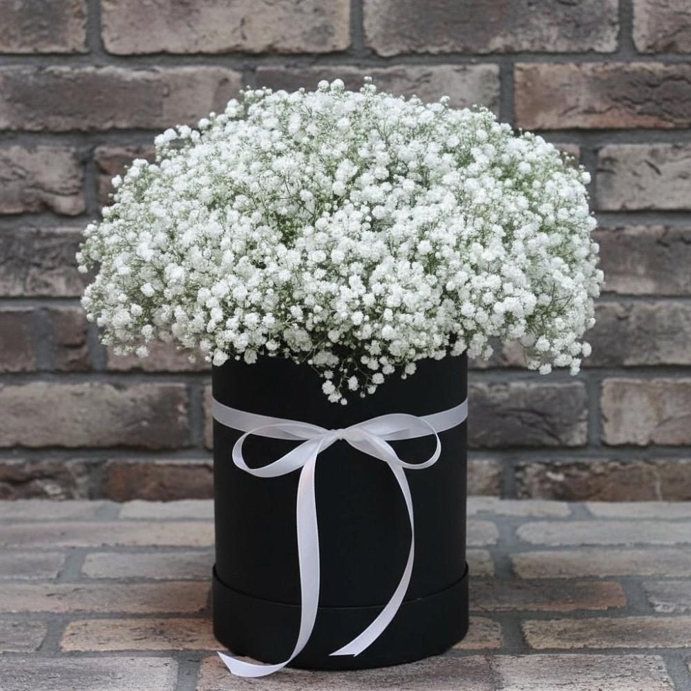 Цветочная композиция из Гипсофила в шляпной коробке в Югорёнке