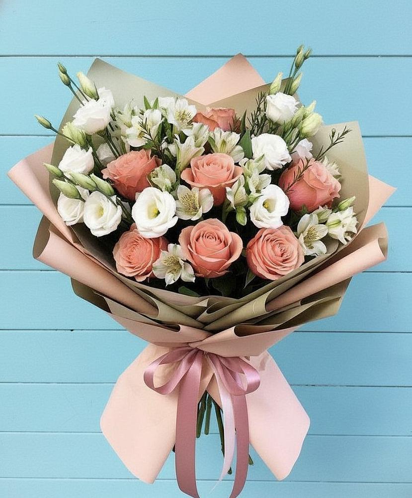 Букет цветов из: Розы, Альстромерии и Лизиантусы в Югорёнке