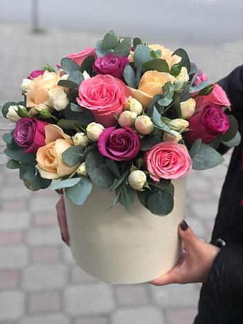 Цветочная композиция из Розы в шляпной коробке в Югорёнке