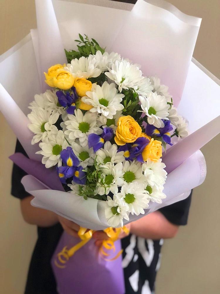 Букет цветов из: Ирисы, Хризантемы и Розы в Югорёнке