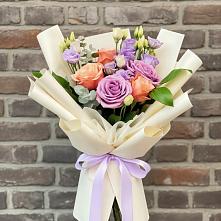 Букет цветов из:  Лизиантусы и Розы в Югорёнке
