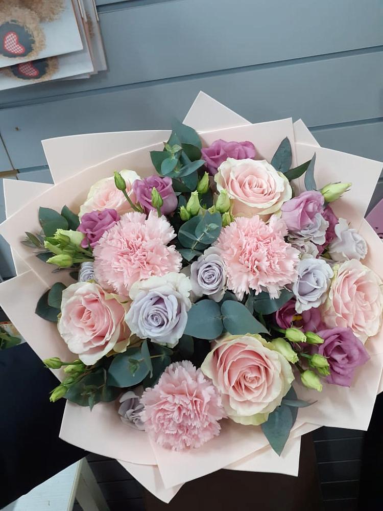 Букет цветов из: Розы, Гвоздики и Лизиантусы в Югорёнке