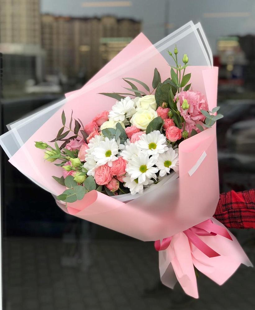 Букет нежный в Югорёнке Букет цветов из: Розы, Лизиантусы и Хризантемы в Югорёнке